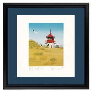 Könnte beinhalten: Ein gerahmter Druck eines Gemäldes, das einen rot-weißen Leuchtturm auf einer Sanddüne mit einer darüber fliegenden Möwe zeigt. Der Druck ist signiert mit "H.C. 42/150" und "Houcke P."