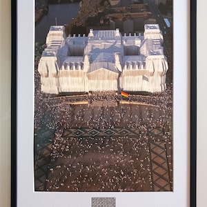 Christo & Jeanne-Claude - Wrapped Reichstag – Art print XXL framed with original fabric