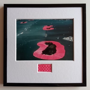 Christo & Jeanne-Claude – Surrounded Islands – carte d'art, encadré avec du tissu original