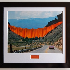 Christo & Jeanne-Claude - Valley Curtain – Offset-Lithographie, gerahmt mit Original-Stoffstück
