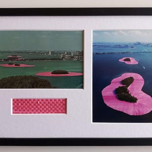 Christo & Jeanne-Claude – Surrounded Islands – 2 cartes d'art, encadrées avec un morceau de tissu original XXL