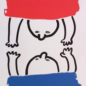 Puede incluir: Impresi&oacute;n art&iacute;stica abstracta con dos figuras estilizadas con contornos negros y rasgos faciales simples. Un rect&aacute;ngulo rojo est&aacute; encima de la figura superior y un rect&aacute;ngulo azul debajo, todo sobre un fondo blanco.