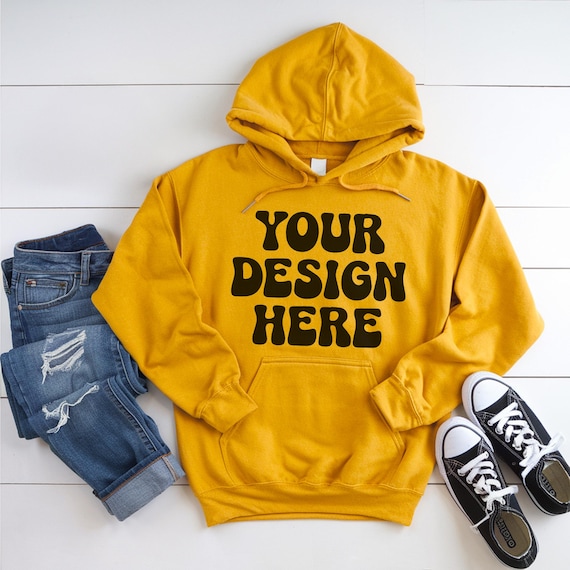 Mockup felpa con cappuccio Gildan 18500 Flat Lay oro Mockup