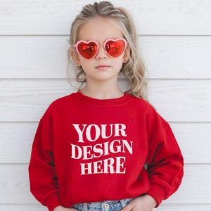 Gildan 18000B-mockup jeugdsweater, rood Gildan 18000B-model, Gildan 18000B-model, Gildan 18000b-model, trendy kindermodel