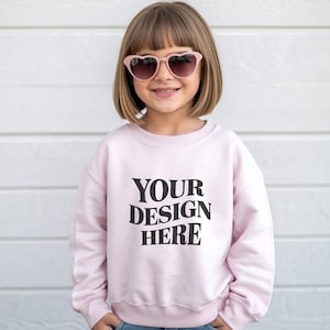 Mockup Gildan 18000B-jeugdsweater, wit Gildan 18000B-model, Gildan 18000B-model, Gildan 18000b-model, trendy kindermodel