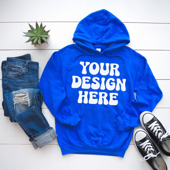Mockup felpa con cappuccio Gildan 18500 Flat Lay Royal Mockup