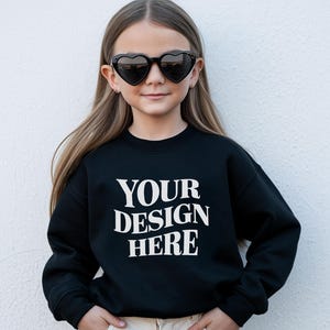 Mockup Gildan 18000B-jeugdsweater, zwart Gildan 18000B-model, Gildan 18000B-model, Gildan 18000b-model, trendy kindermodel