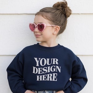 Gildan 18000B-mockup jeugdsweater, marineblauw Gildan 18000B-model, Gildan 18000B-model, Gildan 18000b-model, trendy kindermodel