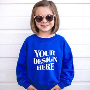 Mockup Gildan 18000B-jeugdsweater, Royal Gildan 18000B-mockup, Gildan 18000B-model, Gildan 18000b-model, trendy kindermodel