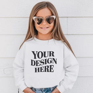 Mockup Gildan 18000B-jeugdsweater, wit Gildan 18000B-model, Gildan 18000B-model, Gildan 18000b-model, trendy kindermodel
