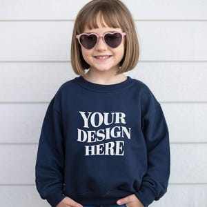 Gildan 18000B-mockup jeugdsweater, marineblauw Gildan 18000B-model, Gildan 18000B-model, Gildan 18000b-model, trendy kindermodel