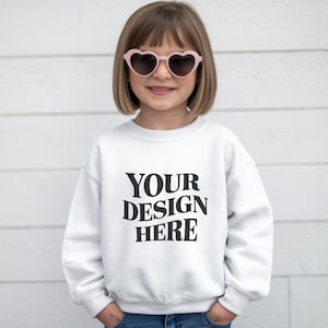 Mockup Gildan 18000B-jeugdsweater, wit Gildan 18000B-model, Gildan 18000B-model, Gildan 18000b-model, trendy kindermodel