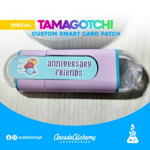 Tarjeta de aniversario de amigos de Tamagotchi Smart en inglés