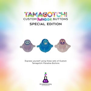 Pode incluir: Três botões personalizados Tamagotchi Paradise em roxo, azul e rosa, cada um com um design de personagem único. A imagem inclui o texto "TAMAGOTCHI CUSTOM PARADISE BUTTONS SPECIAL EDITION" e "Expresse-se usando estes conjuntos de botões Tamagotchi Paradise."