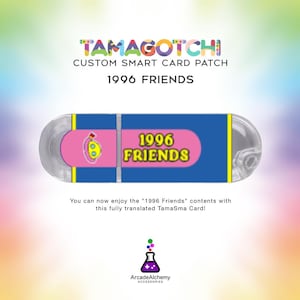 Könnte beinhalten: Benutzerdefinierter Smartcard-Patch für Tamagotchi mit blauem und rosa Design und dem Text "1996 FRIENDS". Die Karte hat ein transparentes Kunststoffgehäuse und gelbe Akzente. Das Logo von Arcade Alchemy Accessories befindet sich unten.