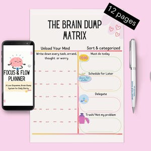 Può includere: Un foglio di pianificazione Brain Dump Matrix da 12 pagine con uno smartphone che mostra la copertina del Focus & Flow Planner, una penna argentata e tre graffette. L'agenda presenta sezioni per annotare i pensieri e classificare le attività.