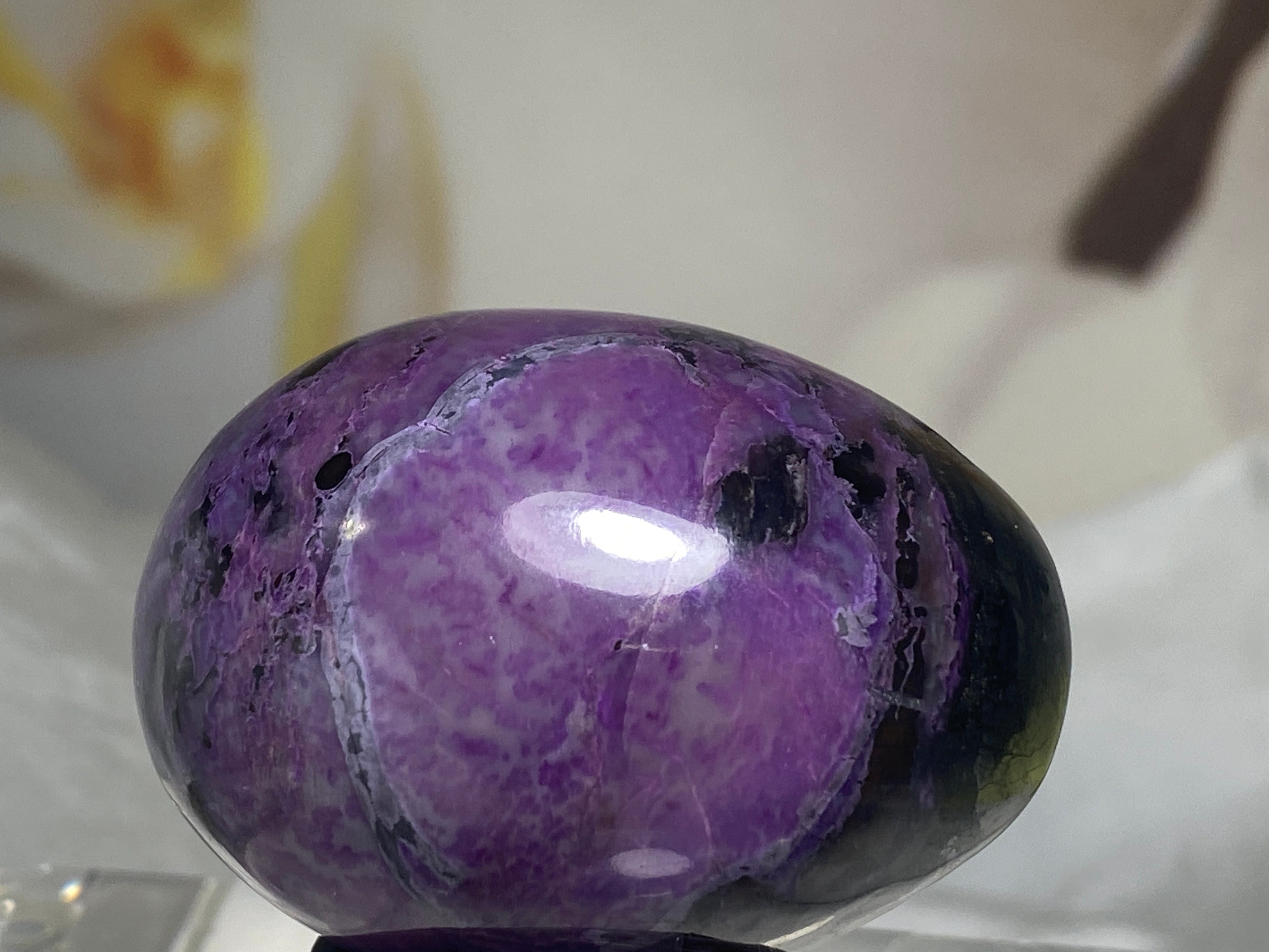 希少なAAAグレードのスギライトエッグ、濃い紫色の結晶、アフリカの星