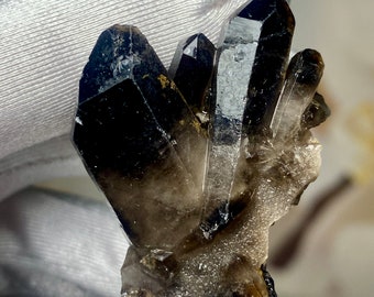 Cuarzo ahumado, Racimo de cuarzo ahumado, Punta de cuarzo ahumado, Cristales de cuarzo ahumado, desgasificación, puntas terminadas, racimo, especímenes