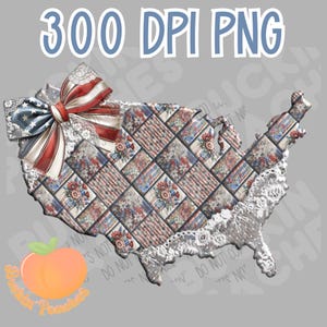Può includere: Un design decorativo della mappa degli Stati Uniti a tema patriottico. La mappa è composta da quadrati patchwork con motivi floreali e a righe in rosso, bianco e blu. Un grande fiocco con un design a stelle e accenti di pizzo adorna l'angolo in alto a sinistra. Il testo "300 DPI PNG" è in alto.