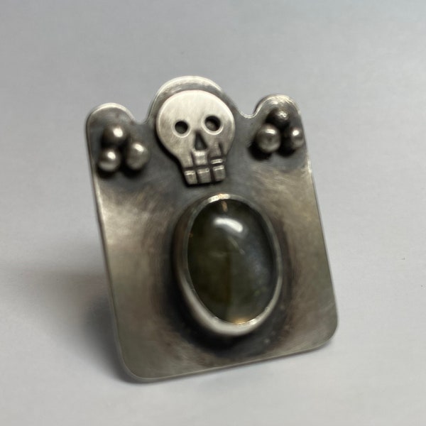 Totenkopf Handgemachter Silber Ring mit Labradorit