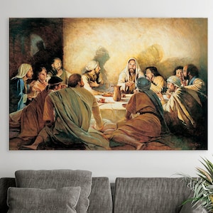 K&ouml;nnte beinhalten: Ein Gem&auml;lde, das das letzte Abendmahl darstellt, eine biblische Szene, in der Jesus mit seinen J&uuml;ngern ein Mahl teilt. Das Gem&auml;lde zeigt eine Gruppe von M&auml;nnern, die um einen Tisch sitzen, mit Jesus in der Mitte. Die Szene wird von einem warmen, goldenen Licht beleuchtet, das eine Atmosph&auml;re von Intimit&auml;t und Feierlichkeit erzeugt.