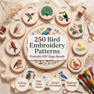 Peut inclure: Une collection de tambours à broder circulaires en bois présentant divers motifs d'oiseaux, dont un paon, un toucan et un hibou. Un panneau central indique 250 Bird Embroidery Patterns Printable PDF Mega Bundle, avec des détails sur les tailles.