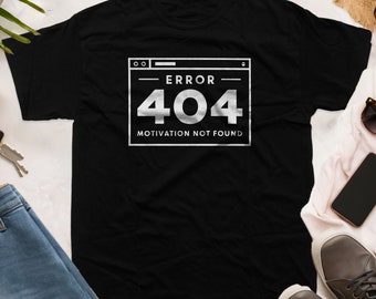 Könnte beinhalten: Schwarzes T-Shirt mit einer weißen Grafik einer Computer-Fehlermeldung, die "FEHLER 404 MOTIVATION NICHT GEFUNDEN" lautet.