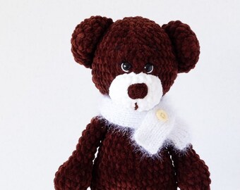 Hand gehäkelter brauner Teddybär, Plüsch-Amigurumi-Spielzeug, weicher Schal mit Knopf