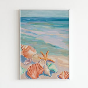 Könnte beinhalten: Ein gerahmtes Gemälde, das eine Sammlung von Muscheln an einem Sandstrand mit blauen Ozeanwellen im Hintergrund zeigt. Die Muscheln sind in Orange-, Rosa- und Weißtönen gehalten. Ein Seestern befindet sich in der Mitte der Sammlung.