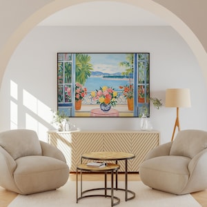 K&ouml;nnte beinhalten: Zwei beige Sessel mit einem Holz-Couchtisch und einem Beistelltisch vor einem beige Schrank mit einem Gem&auml;lde einer Meereslandschaft mit einem Balkon und Blumen in T&ouml;pfen. Das Gem&auml;lde ist in Schwarz gerahmt.