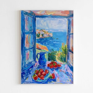 以下が含まれることがあります： 印象派の絵画で描かれた海岸の風景。青い窓が海と遠くの町の景色を囲んでいます。青い水差しと赤いイチゴの皿がテーブルの上にあり、鮮やかな筆致で描かれています。