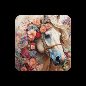 Può includere: Illustrazione digitale della testa di un cavallo bianco ornata da una corona floreale e fiori colorati. Il cavallo ha una briglia marrone e un muso azzurro. Lo sfondo è una morbida miscela di colori.