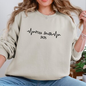 Custom mevrouw sweater, bruidsweater, toekomstige mevrouw hoodie, gepersonaliseerd huwelijkscadeau, cadeau nieuwe vrouw, verlovingscadeau, bruid ronde hals
