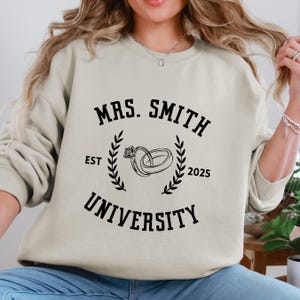 Custom mevrouw sweater, bruidsweater, toekomstige mevrouw hoodie, gepersonaliseerd huwelijkscadeau, cadeau nieuwe vrouw, verlovingscadeau, bruid ronde hals