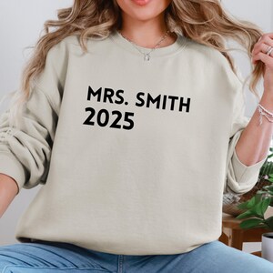 Custom mevrouw sweater, bruidsweater, toekomstige mevrouw hoodie, gepersonaliseerd huwelijkscadeau, cadeau nieuwe vrouw, verlovingscadeau, bruid ronde hals
