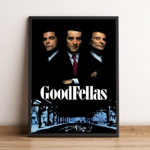 Puede incluir: Un póster de película para la película "Goodfellas" con tres hombres con traje. Los hombres están de pie frente a un fondo oscuro con el título de la película en letras blancas.
