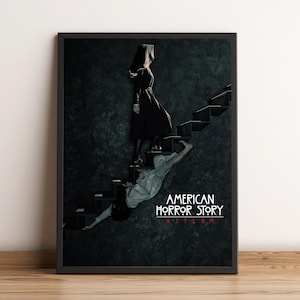 Może przedstawiać: Czarno-biały plakat z ciemnym tłem przedstawiający kobietę w czarnej sukience i białym nakryciu głowy idącą po schodach. Kobieta jest ścigana przez postać leżącą na schodach. Plakat zawiera tekst "American Horror Story Asylum" białymi literami.