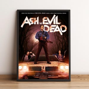 Op de afbeelding: Een poster voor de tv-serie "Ash vs Evil Dead" met een man die een kettingzaag vasthoudt en op een auto staat. De tekst "Ash vs Evil Dead" staat in een groot, gestileerd lettertype.