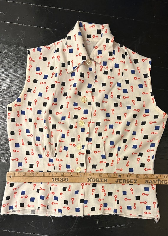 Cute vintage key novelty sleeveless blouse | 1950… - image 7