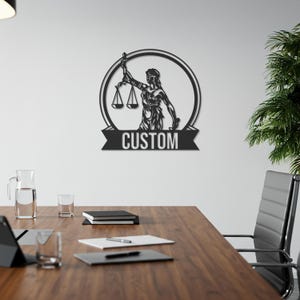 Benutzerdefinierte Gerechtigkeitsskala Metall Wandkunst - personalisierte Name Kanzlei Dekor, elegantes Geschenk für einen Rechtsbeistand, modernes Gleichgewicht Symbol für Zuhause oder für Kanzleien