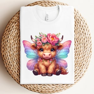 K&ouml;nnte beinhalten: Eine s&uuml;&szlig;e Cartoon-Highland-Kuh mit rosa und wei&szlig;en Blumen im Haar und schillernden Schmetterlingsfl&uuml;geln. Die Kuh sitzt auf wei&szlig;em Hintergrund.