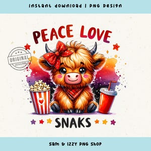 Op de afbeelding: Een digitaal PNG-ontwerp met een cartoon Highland-koe met de woorden "Peace Love Snaks". De koe heeft een rode strik, bandana en is omringd door popcorn en een drankje. Het ontwerp bevat de tekst "Instant Download | PNG Design" en "Sam & Izzy PNG Shop."