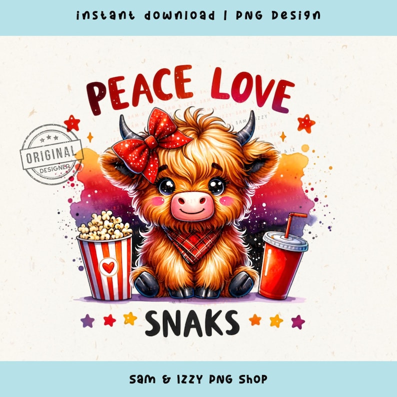 Op de afbeelding: Een digitaal PNG-ontwerp met een cartoon Highland-koe met de woorden "Peace Love Snaks". De koe heeft een rode strik, bandana en is omringd door popcorn en een drankje. Het ontwerp bevat de tekst "Instant Download | PNG Design" en "Sam & Izzy PNG Shop."