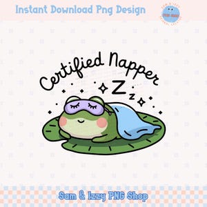 Può includere: Una rana verde con una maschera da sonno viola è rannicchiata su una ninfea verde, coperta da una coperta blu. Il testo "Certified Napper" è scritto in un carattere corsivo nero sopra la rana. Il testo "Z" è scritto in un carattere nero con una stella su entrambi i lati.