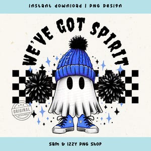 Könnte beinhalten: Ein weißer Geist, der eine blaue Mütze und blaue Turnschuhe mit schwarzen Bommeln an beiden Seiten trägt. Der Geist steht auf einem schwarz-weißen Schachbrettmuster mit dem Text "WE'VE GOT SPIRIT" in einem schwarzen Kreis um den Geist.