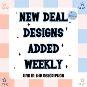 Może przedstawiać: Biała grafika kwadratowa z tekstem "NEW DEAL DESIGNS ADDED WEEKLY" w kolorze czarnym i jasnoniebieskim. Tekst "link in the description" znajduje się na dole. Tło to pastelowy wz&oacute;r w kratę z gwiazdami.
