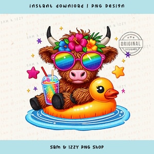 Puede incluir: Una vaca de las tierras altas de dibujos animados con gafas de sol arcoíris y una corona de flores flota en un flotador de piscina de pato de goma amarillo. La vaca sostiene un slushie arcoíris con una pajita roja. El fondo es beige claro con un patrón repetitivo de estrellas.