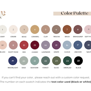 Puede incluir: Una carta de paleta de colores con 25 muestras de colores circulares, cada una etiquetada con un nombre y un n&uacute;mero. Los colores var&iacute;an de tonos neutros a tonos vibrantes, incluyendo gris, crema, rojo y negro. El texto en la parte inferior proporciona instrucciones para solicitudes de color personalizadas.