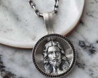 Collana con ciondolo a forma di crocifisso in argento - Gioielli religiosi