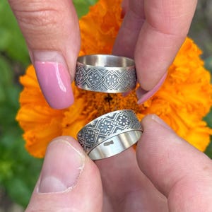 Paire d'alliances en argent sterling 925 — Bagues à motif brodé ukrainien pour elle et lui — Parure de bijoux slave